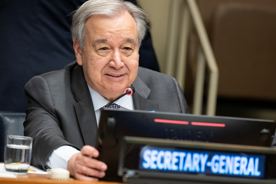 (ĐCSVN) – Tổng thư ký Liên hợp quốc Antonio Guterres chỉ ra các nhiệm vụ trọng tâm để đẩy mạnh nỗ lực chống khủng bố, trong đó đề cao các công cụ quan trọng, coi phòng ngừa là phương thức hiệu quả nhất để đẩy lùi khủng bố, củng cố vững chắc tất cả các chính sách và sáng kiến chống khủng bố về nhân quyền và bảo đảm nguồn kinh phí.