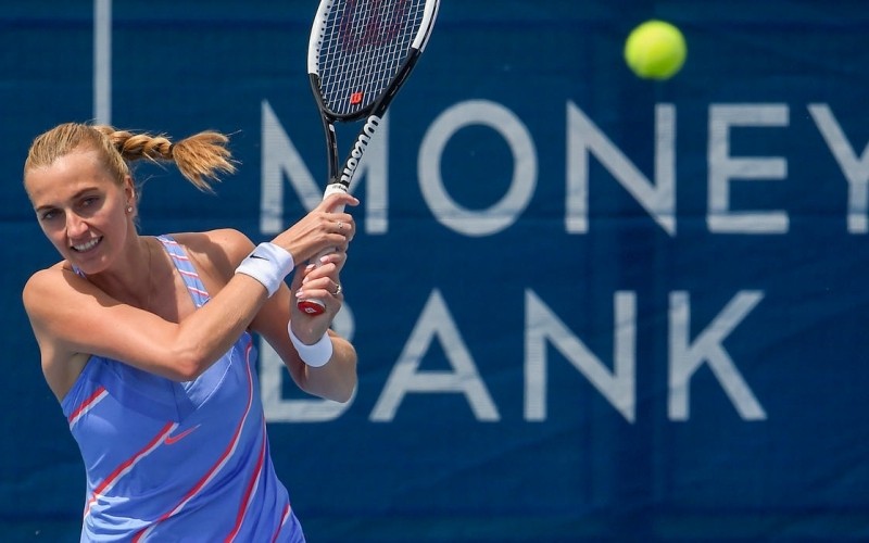 NDO -  NDĐT- Đã từng hai lần lên ngôi tại Wimbledon, Petra Kvitova đã rất buồn khi biết tin giải Grand Slam sân cỏ năm nay bị hủy bỏ. Tuy nhiên, tay vợt hạng 12 thế giới đã nguôi ngoai phần nào khi được tham dự giải quần vợt Praha mới diễn ra.