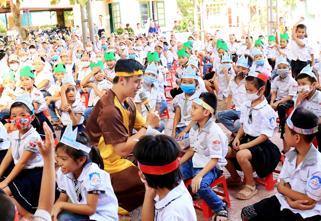 (ĐCSVN) - Sinh thời, Chủ tịch Hồ Chí Minh luôn đặc biệt quan tâm chăm sóc, giáo dục trẻ em. Thực hiện lời dạy của Người: “Vì lợi ích mười năm thì phải trồng cây, vì lợi ích trăm năm thì phải trồng người”, Đảng, Nhà nước ta trong suốt tiến trình lịch sử cách mạng luôn đặc biệt quan tâm sự nghiệp trồng người, thể hiện rõ trong Hiến pháp, Cương lĩnh và trong các văn kiện của Đảng và pháp luật của Nhà nước. 