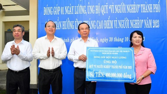 (ĐCSVN) - Hưởng ứng lời kêu gọi của Ủy ban MTTQ Việt Nam TP Hồ Chí Minh, cán bộ, công chức, viên chức, người lao động tại các cơ quan chuyên trách tham mưu, giúp việc Thành ủy TP Hồ Chí Minh đã đóng góp 1 ngày lương ủng hộ Quỹ “Vì người nghèo” của TP Hồ Chí Minh với tổng số tiền 400 triệu đồng.