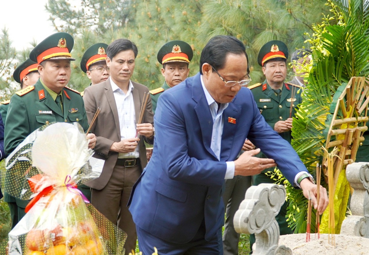 (ĐCSVN) - Trong không khí trang nghiêm, Đoàn công tác do Phó Chủ tịch Quốc hội Trần Quang Phương làm Trưởng đoàn đã dành một phút mặc niệm bày tỏ lòng thành kính và biết ơn sâu sắc trước công lao to lớn của Đại tướng Võ Nguyên Giáp, các thành viên đoàn công tác hứa trước anh linh Đại tướng Võ Nguyên Giáp sẽ luôn nêu cao tinh thần đoàn kết, nguyện một lòng đi theo con đường mà Đảng, Bác Hồ, Đại tướng Võ Nguyên Giáp và các thế hệ cách mạng đã lựa chọn, chung tay xây dựng quê hương, đất nước ngày càng vững mạnh.