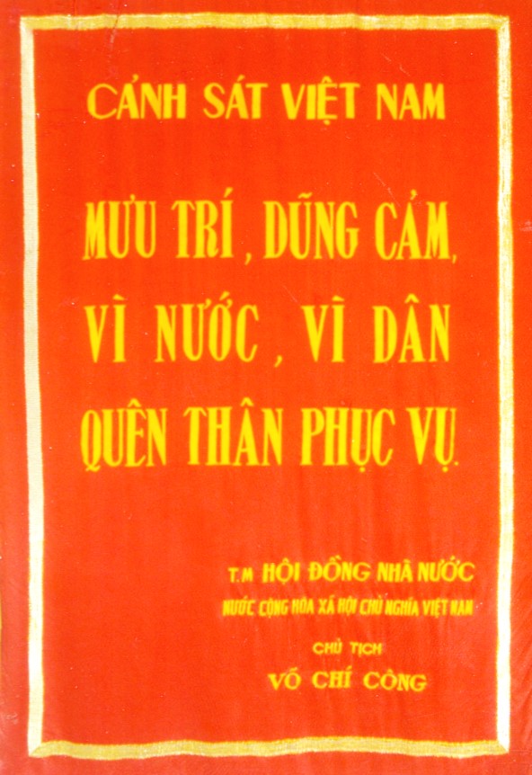 (ĐCSVN) - Thực tiễn công tác, chiến đấu 30 năm qua từ khi vinh dự được đón nhận 16 chữ vàng “Cảnh sát Việt Nam mưu trí, dũng cảm, vì nước, vì dân, quên thân phục vụ” đã chứng minh lực lượng Cảnh sát nhân dân không ngừng gìn giữ, tăng cường bồi đắp, phát huy bản chất cách mạng, truyền thống tốt đẹp, luôn xứng danh với 16 chữ vàng cao quý.