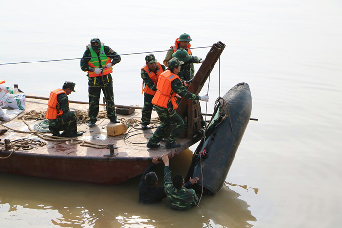 (ĐCSVN) – Là một trong những quốc gia chịu hậu quả nặng nề của bom mìn, vật nổ còn sót lại sau chiến tranh, nhiều năm qua Việt Nam luôn nỗ lực thực hiện các chiến dịch thu gom, rà phá bom mìn nhằm giải phóng đất đai, phục vụ phát triển kinh tế - xã hội; đồng thời đẩy mạnh các hoạt động hỗ trợ, giúp đỡ các nạn nhân của bom mìn.