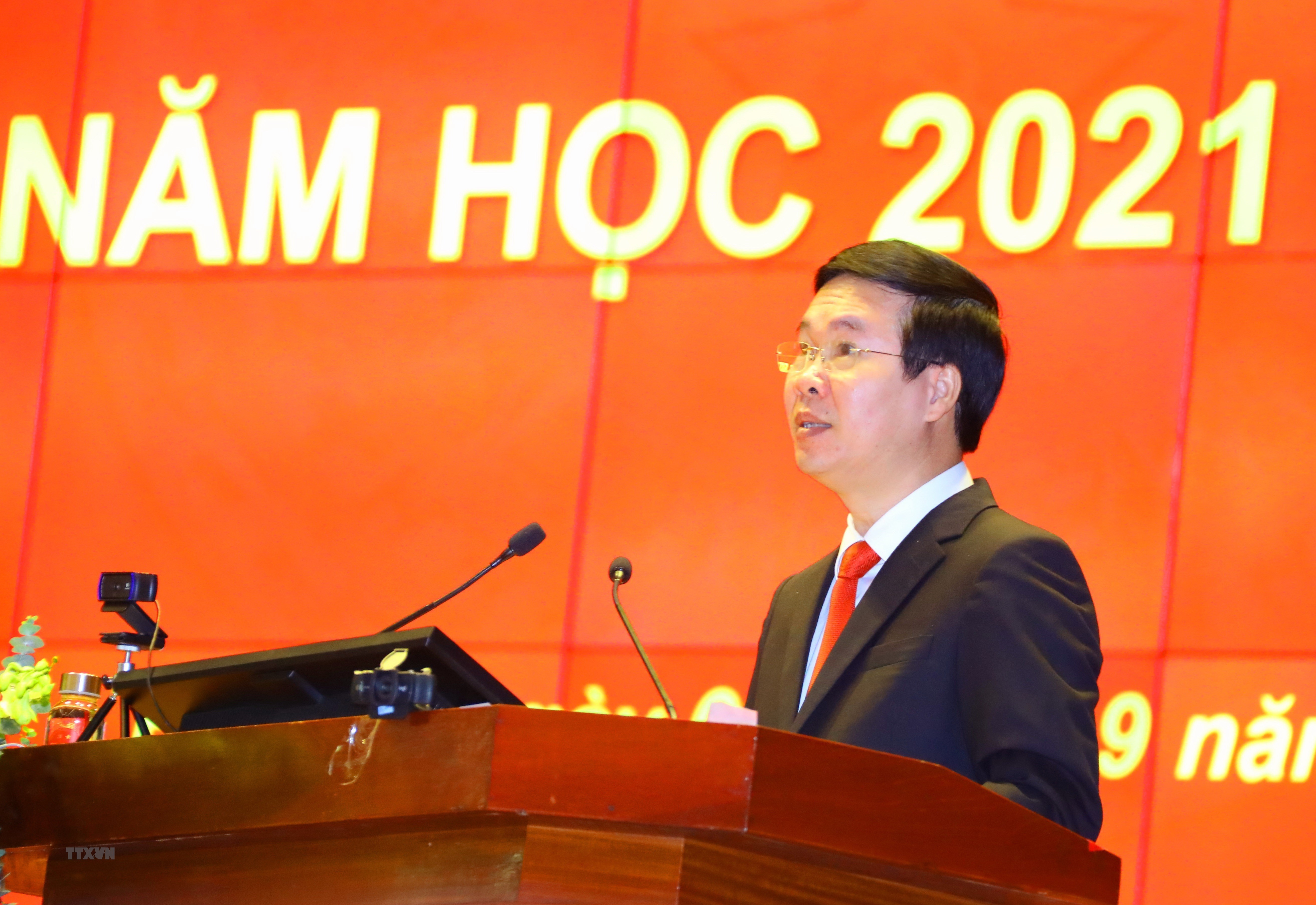 (ĐCSVN) -  Phát biểu lại Lễ khai giảng năm học 2021-2022 của Học viện CTQG Hồ Chí Minh, đồng chí Võ Văn Thưởng nhấn mạnh: Học  viện cần xây dựng Chương trình hành động cụ thể, thiết thực nhằm bảo đảm các hoạt động đào tạo, nghiên cứu khoa học và tham mưu, tư vấn chủ trương, chính sách phải thể hiện rõ tầm vóc, trí tuệ, bản sắc, vai trò, tầm quan trọng không thể thay thế của trung tâm đào tạo, nghiên cứu lý luận chính trị quốc gia.