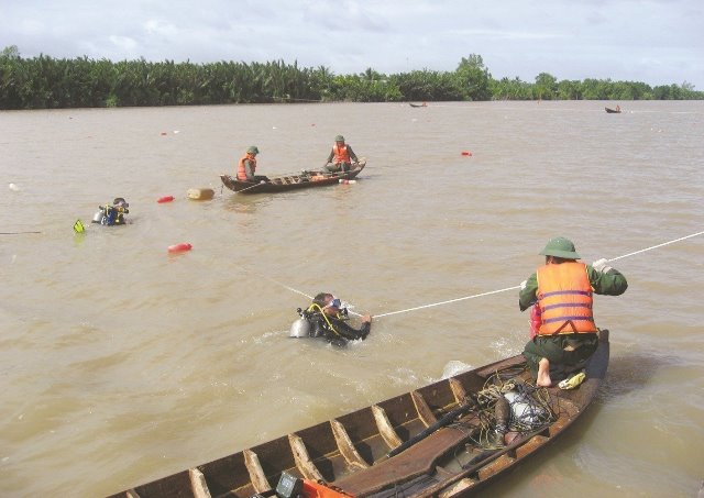 (ĐCSVN)- Thời gian qua, các thế lực phản động và cơ hội chính trị với âm mưu thâm độc liên tục tung ra các chiêu trò nham  hiểm mới hòng xuyên tạc hình ảnh của “Bộ đội Cụ Hồ” trong mắt nhân dân và bạn bè quốc tế. Thế nhưng, “vỏ quýt dày có móng tay nhọn”, bằng nhiều giải pháp đồng bộ, các âm mưu, thủ đoạn đó đã được vạch trần. Đặc biệt, “Bộ đội Cụ Hồ” đã luôn tỏ rõ bản chất cách mạng, trong khó khăn càng tỏa sáng trên các mặt trận, thực hiện đúng chức năng, nhiệm vụ. Đây là minh chứng sống động nhất phản bác lại các quan điểm sai trái, thù địch.