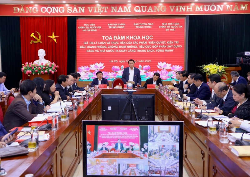 (ĐCSVN) - Cán bộ, đảng viên cần phải có trách nhiệm học tập, lan tỏa và phát huy giá trị to lớn của cuốn sách “Kiên quyết, kiên trì đấu tranh phòng, chống tham nhũng, tiêu cực, góp phần xây dựng Đảng và Nhà nước ta ngày càng trong sạch, vững mạnh” của Tổng Bí thư Nguyễn Phú Trọng.