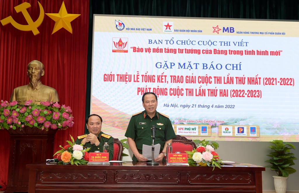 (ĐCSVN) - Hội đồng Chung khảo Cuộc thi viết về đề tài bảo vệ nền tảng tư tưởng của Đảng lần thứ nhất đã lựa chọn 28 tác phẩm xuất sắc nhất để trao giải, gồm: 1 giải Nhất, 5 giải Nhì, 7 giải Ba và 15 giải Khuyến khích.