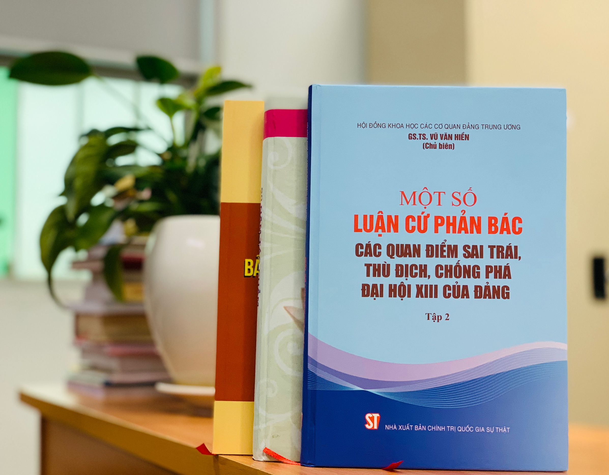 (ĐCSVN) -  Hội đồng khoa học các cơ quan Đảng Trung ương phối hợp với Nhà xuất bản Chính trị quốc gia Sự thật mới xuất bản cuốn sách “Một số luận cứ phản bác các quan điểm sai trái, thù địch, chống phá Đại hội XIII của Đảng” (tập 2) do GS.TS Vũ Văn Hiền – Phó Chủ tịch Hội đồng Lý luận Trung ương làm chủ biên.