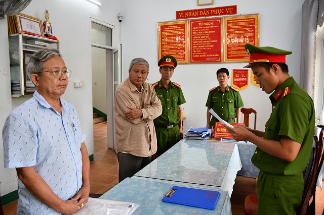 (ĐCSVN) - Khởi tố nguyên Giám đốc Ban quản lý dự án ở Quảng Nam; Tìm thấy thi thể nạn nhân còn lại vụ 2 học sinh đuối nước trên sông Nậm Mộ, Nghệ An; Ấn Độ: Tấn công bằng lựu đạn tại nhằm vào khu chợ ở Kashmir, nhiều người bị thương... là những tin đáng chú ý trong ngày hôm nay (3/11).