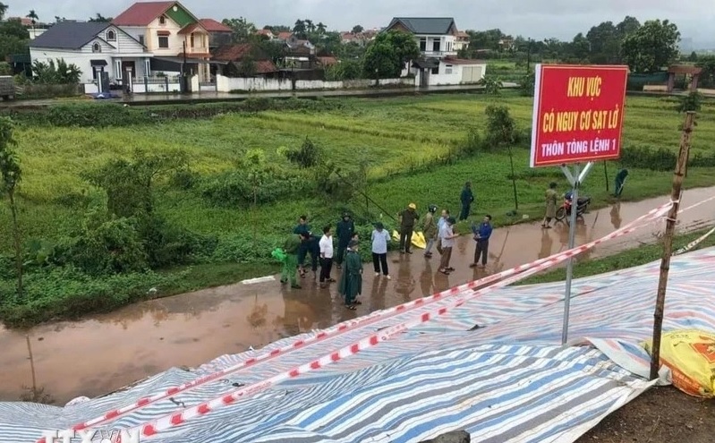 (ĐCSVN) - Hà Nội ban bố tình trạng khẩn cấp sạt lở mái đê hữu Đà, hữu Hồng; triệu tập tài xế hành hung trước cổng Bệnh viện Từ Dũ; vụ nổ mạnh nhất ở Syria trong hơn 10 năm qua… là một số tin tức trong nước và quốc tế đáng chú ý hôm nay (16/12).