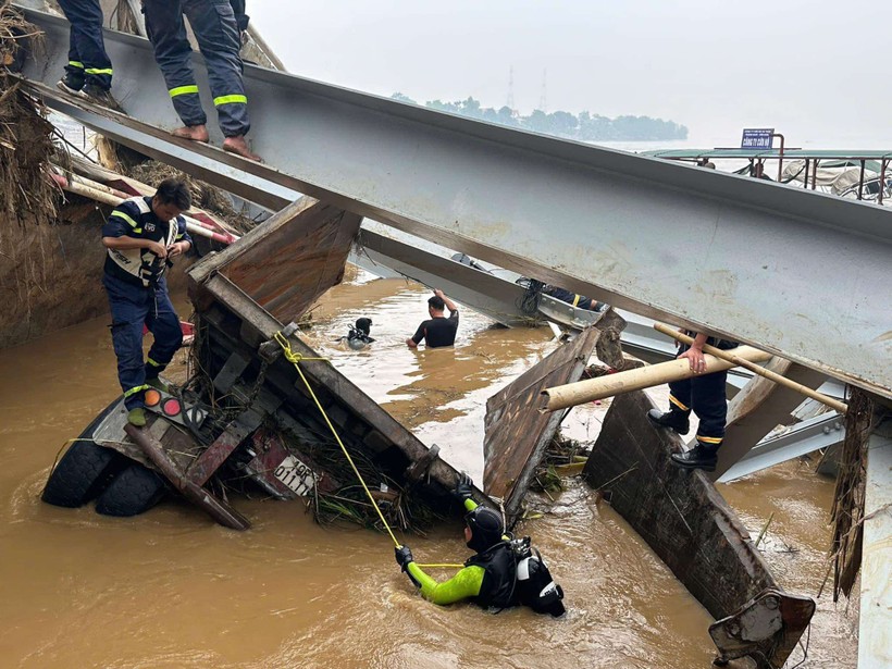 (ĐCSVN) - Tìm thấy nạn nhân thứ 4 trong vụ sập cầu Phong Châu (Phú Thọ); Đề nghị truy tố cựu Chủ tịch Nhà xuất bản Giáo dục nhận hối lộ; Khuyến cáo khẩn cấp công dân Việt Nam rời khỏi Lebanon…, là một số tin đáng chú ý hôm nay (23/9).