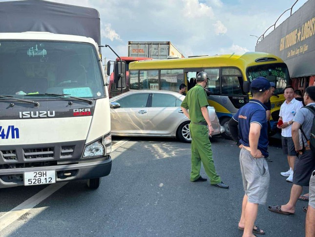 (ĐCSCN) - 5 ô tô va chạm, vành đai 3 trên cao ùn tắc trong nhiều giờ; Iran có thể đổi kế hoạch tấn công Israel sau nỗ lực ngoại giao của Mỹ… là một số tin trong nước và quốc tế đáng chú ý hôm nay 7/8.