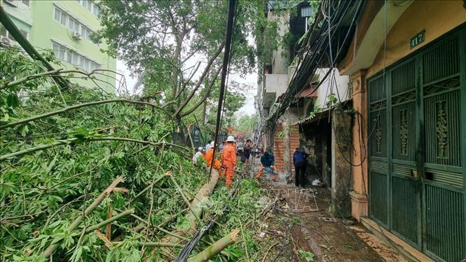 (ĐCSVN) - Các địa phương khắc phục hậu quả sau mưa giông; Tạm giữ hình sự đối tượng trộm cắp tài sản ở các ký túc xá tại Hà Nội; Tai nạn giao thông thảm khốc ở miền Tây Ấn Độ;,… là một số tin tức đáng chú ý trong ngày 21/4.