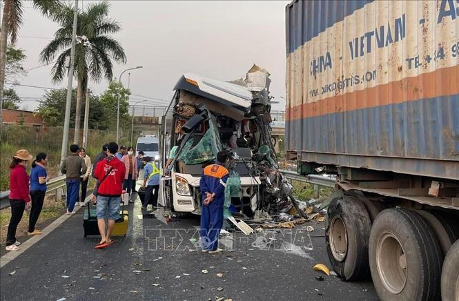 (ĐCSVN) - Tai nạn trên đường dẫn vào trạm dừng chân cao tốc khiến 1 người chết, 12 người bị thương; Bảo đảm tiến độ xây dựng các văn bản để triển khai chính sách cải cách tiền lương; Tổng thống Nga ký sắc lệnh huy động công dân vào lực lượng quân sự dự bị là những tin tức đáng chú ý trong ngày hôm nay (2/3).  