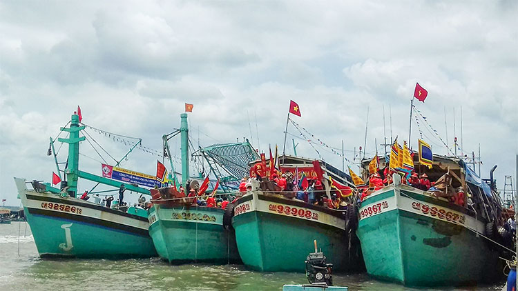 (ĐCSVN) - Công an tỉnh Cà Mau bắt tạm giam một chuyên viên Phòng Tư pháp huyện Ngọc Hiển để điều tra về hành vi nhận hối lộ; Khởi tố cựu Chủ tịch Ủy ban MTTQ Việt Nam tỉnh Gia Lai; Bắt giữ 3 nghi phạm khủng bố tại Cộng hòa Dagestan, Nga… là các tin tức đáng chú ý trong ngày hôm nay.