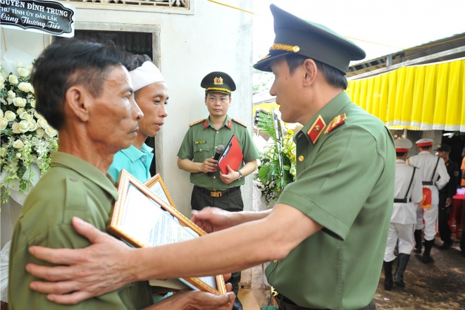 (ĐCSVN) - Sớm công nhận liệt sĩ cho 4 công an hy sinh ở Đắk Lắk; Vụ đề thi bị in mờ: Hà Nội chấp nhận cả phương án hiểu nhầm đề; Tiền Giang: Tàu làm đứt cáp điện, 3.500 hộ dân ảnh hưởng; Cựu Thủ tướng Ý Silvio Berlusconi qua đời… là một số tin trong nước và quốc tế đáng chú ý hôm nay.