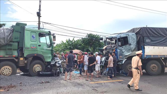 (ĐCSVN) - Vụ tai nạn giao thông tại Chư Pưh (Gia Lai) khiến 3 thành viên CLB bóng đá Hoàng Anh Gia Lai tử vong; Bắt Giám đốc Trung tâm Văn hóa - Điện ảnh tỉnh Hòa Bình cùng 2 cán bộ cấp dưới; Thảm họa cháy rừng ở Hawaii (Mỹ): Nhà chức trách điều tra về cách thức ứng phó với cháy rừng..., là những tin đáng chú ý trong ngày hôm nay (12/8).