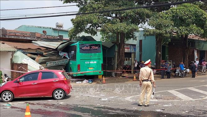 (ĐCSVN) -  Xe khách đâm vào nhà dân ở Gia Lai khiến 10 người thương, vong; Mưa và dông bao trùm các khu vực; Ngập lụt mỏ vàng tại Burundi, 14 người được cho là đã thiệt mạng… là những thông tin đáng chú ý trong ngày 2/4.