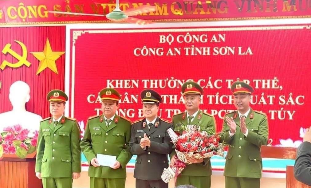 (ĐCSVN) – Đó là một trong những tin đáng chú ý trong ngày 25/12. Cùng ngày, còn có một số tin tức đáng chú ý như: 139 nam nữ dương tính ma túy trong quán bar Paradise ở Kiên Giang; Chuyển hồ sơ sang Bộ Công an 2 vụ việc liên quan phòng chống COVID-19 tại CDC TP.HCM; Nước Mỹ chìm trong bão tuyết, hàng triệu gia đình không có điện; Tuyết rơi dày ở Nhật Bản làm 13 người thiệt mạng…