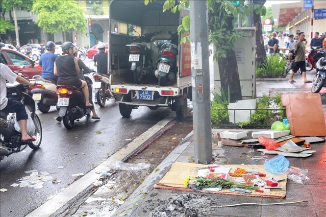 (ĐCSVN) – Xảy ra vụ trọng án trên phố Hàng Bài, Hà Nội; Bé trai 10 tuổi bị đa chấn thương do nổ pin điều khiển đồ chơi; Mưa lớn kéo dài gây thiệt hại tại Sơn La; Cháy rừng lớn tại Tây Nam nước Pháp;… là một số tin tức đáng chú ý trong ngày 11/8.