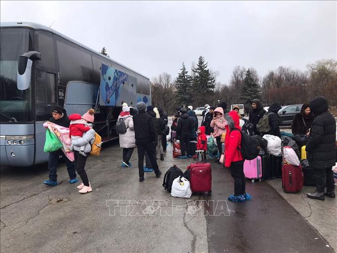 (ĐCSVN) - Sơ tán hầu hết bà con Việt kiều ở Kiev, Kharkov và Odessa; Hà Nội: Cướp hàng trăm triệu đồng tại ngân hàng bằng súng giả; Công an tỉnh Long An khám xét Tịnh thất Bồng Lai; Nga tuyên bố ngừng bắn, mở nhiều hành lang nhân đạo… là một số tin đáng chú ý hôm nay (7/3).