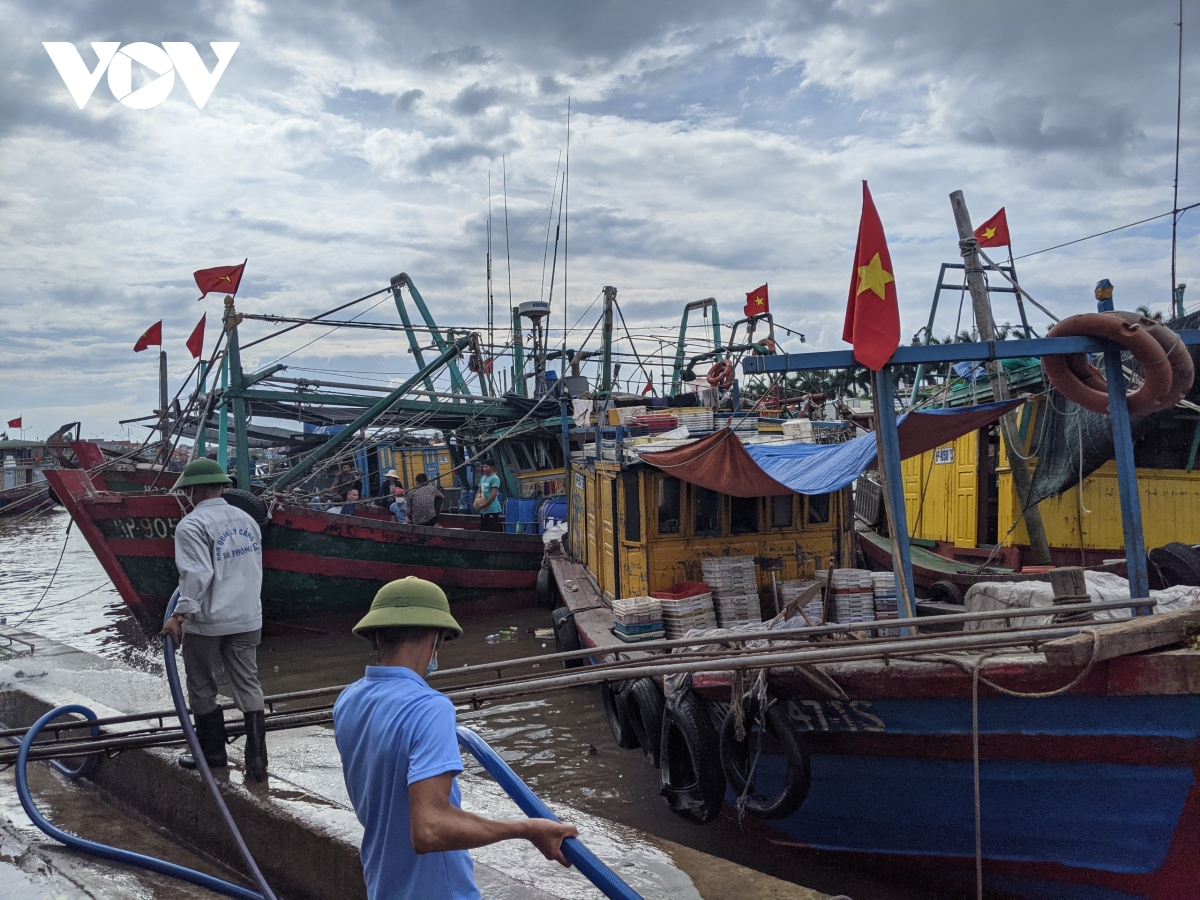 (ĐCSVN) - Khẩn trương triển khai các biện pháp ứng phó với bão số 2; 93.000 thí sinh Hà Nội bước vào kỳ thi tuyển sinh lớp 10 thuận lợi, an toàn; Phong tỏa tạm thời Bệnh viện Bệnh Nhiệt đới TP.HCM; Thắng Malaysia,  Việt Nam chỉ cách lịch sử 1 trận đấu; Lào đã tiêm hơn 1 triệu liều vaccine phòng COVID-19 cho người dân… là một số tin đáng chú ý hôm nay (12/6).