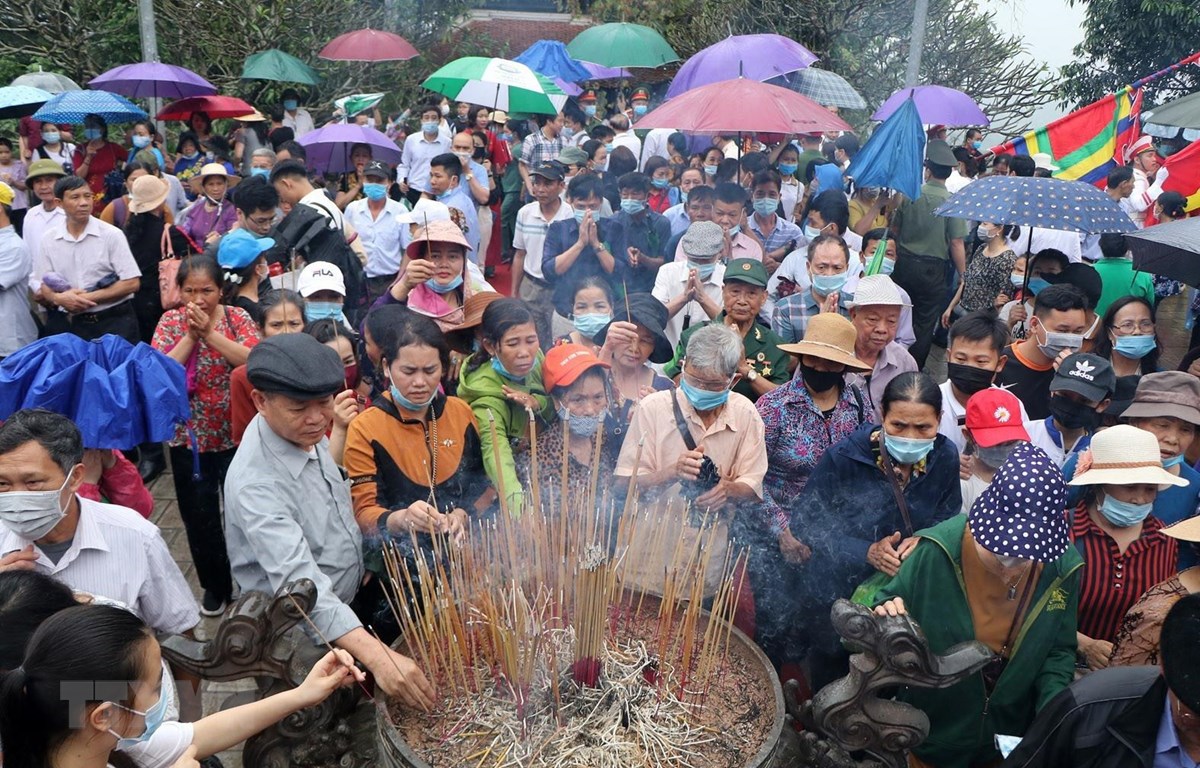 (ĐCSVN) - Hơn 60.000 lượt khách thập phương về tri ân công đức các Vua Hùng; Việt Nam có gần 68.000 người được tiêm chủng vaccine COVID-19; Bộ Giáo dục đề nghị không tăng học phí năm học 2021-2022; Ông Marc Evans Knapper được đề cử làm Đại sứ Mỹ tại Việt Nam; Campuchia: Số ca mắc mới tăng báo động, đều lây nhiễm trong cộng đồng… là những tin tức trong nước và thế giới đáng chú ý trong ngày 18/4.