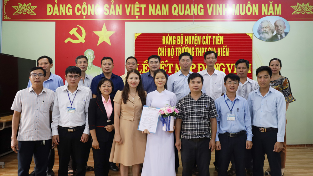 Khi vừa bước vào tuổi 18, lứa tuổi đẹp nhất trong cuộc đời mỗi con người, em Hoàng Thị Thu - học sinh lớp 12A2 của Trường THPT Gia Viễn, huyện Cát Tiên, tỉnh Lâm Đồng đã vinh dự được đứng trong hàng ngũ của Đảng. Em vinh dự là học sinh THPT thứ hai trên địa bàn huyện Cát Tiên được kết nạp Đảng tại các chi bộ trường học trên địa bàn huyện.