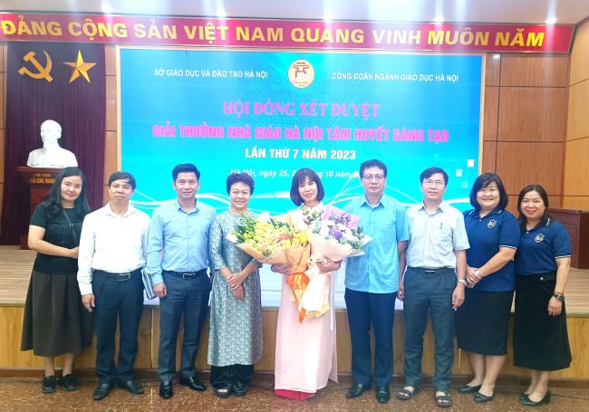 (ĐCSVN) - Mang đến hình ảnh giáo viên trẻ yêu nghề, mến trẻ, không ngừng nâng cao năng lực trình độ chuyên môn đáp ứng yêu cầu nhiệm vụ giáo dục thời kỳ mới, cô giáo, đảng viên Lê Thị Na Sa, Trường Tiểu học Nghĩa Dũng, Phúc Xá, Ba Đình, Hà Nội được yêu mến gọi là “người truyền lửa” cho đồng nghiệp, học sinh và cha mẹ học sinh.