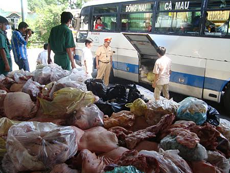 (ĐSVN) - Có thể nói, chưa bao giờ tình trạng gia tăng thực phẩm bẩn, thực phẩm không rõ nguồn gốc lại trở thành “vấn nạn”, nỗi lo chung của toàn xã hội như hiện nay. Với 0,36 giây tìm kiếm trên Google, chúng ta sẽ nhận được khoảng hơn 484.000 đáp án liên quan đến “thực phẩm bẩn” với hàng loạt những vụ việc vi phạm ở các mức độ khác nhau.