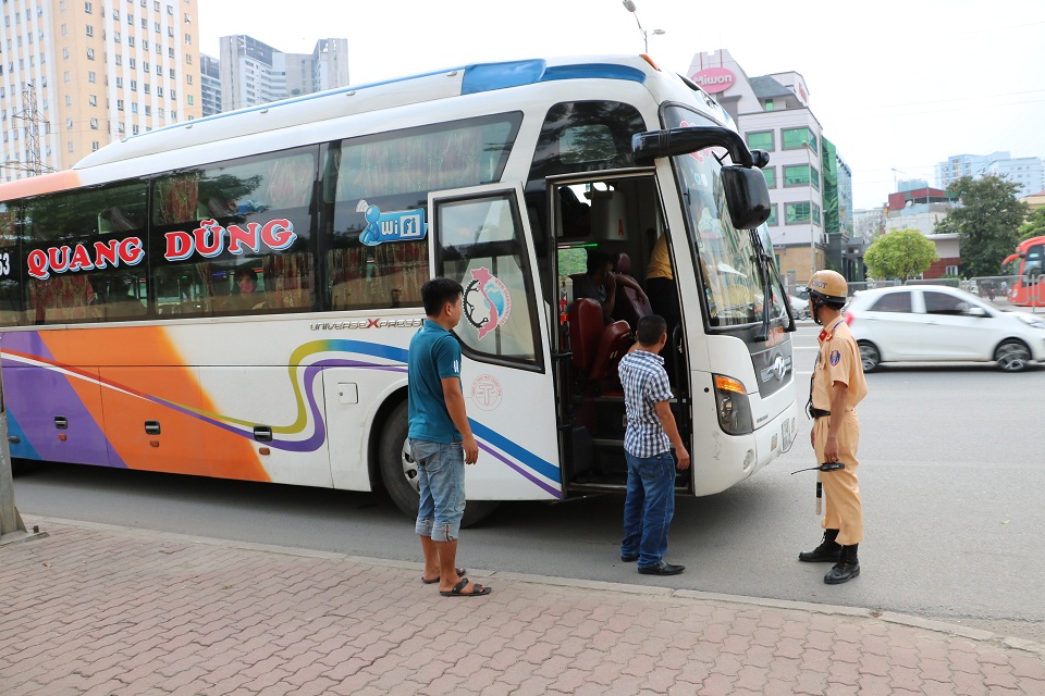 (ĐCSVN) - Tình trạng xe ô tô khách vi phạm an toàn giao thông tại khu vực gần bến xe Mỹ Đình thời gian qua đang gây bức xúc cho người tham gia giao thông. Trước tình hình đó, lực lượng cảnh sát giao thông Hà Nội đã tăng cường tuần tra, xử lí các hành vi vi phạm của xe ô tô khách.