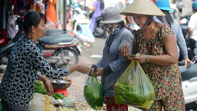 (ĐCSVN) - Dư luận đang nóng lên bởi đề xuất chuyển hàng hóa không chịu thuế giá trị gia tăng (GTGT) lên chịu thuế, hàng hóa đang chịu thuế GTGT 5% lên 10% và tăng thuế suất GTGT thông thường từ 10% lên 12%, của Bộ Tài chính.