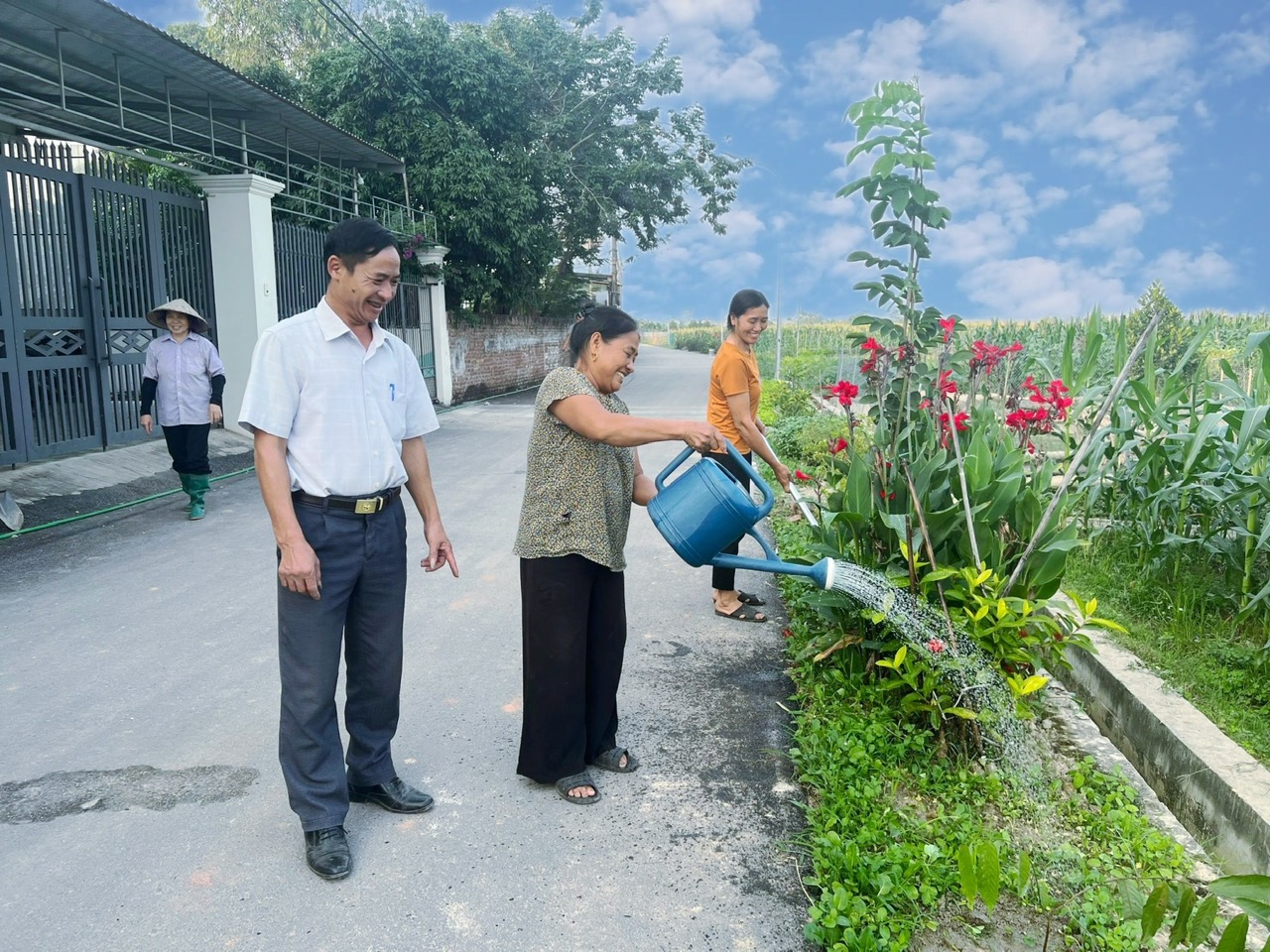 Lặng lẽ cống hiến, tận tâm, tận lực với công việc, chức trách được giao, ông Đinh Văn Cần, Bí thư chi bộ, kiêm Trưởng thôn Đông, xã Duy Phiên (Tam Dương, Vĩnh Phúc) không chỉ dẫn dắt bà con trong thôn gặt hái trái ngọt trong chương trình xây dựng nông thôn mới (NTM) kiểu mẫu ở địa phương, mà còn đưa thôn Đông trở thành hình mẫu lý tưởng để các thôn dân cư học tập, làm theo. Những việc làm có ích đó, góp phần hiện thức hoá mục tiêu xây dựng xã Duy Phiên đạt chuẩn NTM nâng cao trong năm 2023.