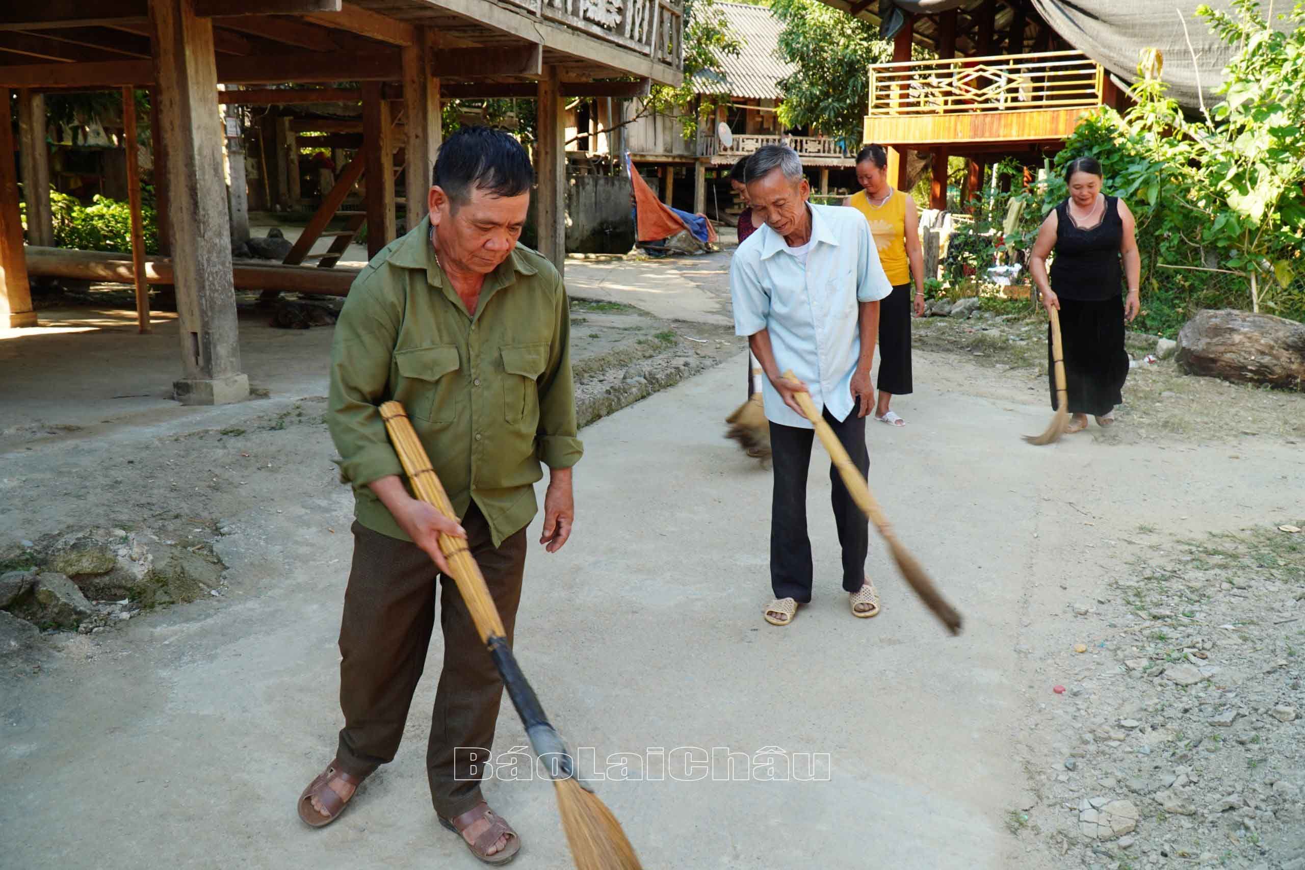 Những năm qua, từ đẩy mạnh học tập và làm theo tư tưởng, đạo đức, phong cách Hồ Chí Minh, trên địa bàn huyện Nậm Nhùn đã xuất hiện nhiều tấm gương “nói dân tin, làm dân theo”. Đảng viên Lò Văn Báu (61 tuổi đời, 29 năm tuổi Đảng) ở bản Nậm Cầy (xã Nậm Hàng, Lai Châu) là một điển hình.