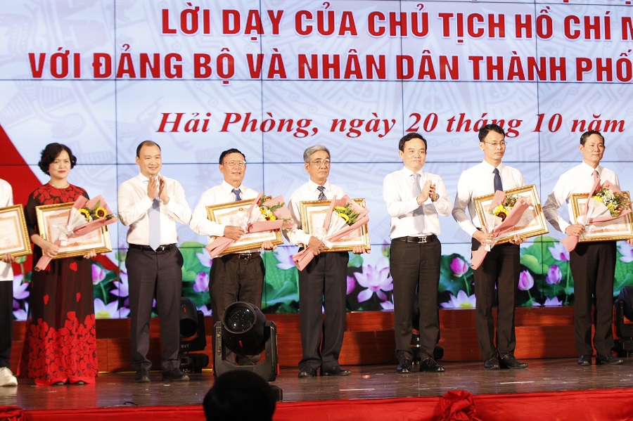 “Được người dân tin tưởng là thành công lớn nhất trong cuộc đời công tác của tôi”. Đó là chia sẻ của đồng chí Vũ Hồng Nhạn, Bí thư Chi bộ kiêm Trưởng Ban Công tác mặt trận thôn Đông Hàm Dương, xã Hòa Bình, huyện Vĩnh Bảo, TP. Hải Phòng, khi đồng chí vinh dự đón nhận Bằng khen của Thủ tướng Chính phủ vì có thành tích xuất sắc trong học tập và làm theo tư tưởng, đạo đức, phong cách Hồ Chí Minh.