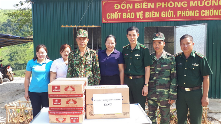 Thiếu tá Vì Văn Chương, Chính trị viên Đồn Biên phòng Mường Lạn, BĐBP Sơn La là tấm gương mẫu mực, tận tụy, nhiệt tình, trách nhiệm trong công việc và các phong trào thi đua của BĐBP. Ở cương vị nào, người Chính trị viên ấy cũng luôn đi đầu và là người truyền lửa cho đồng đội thực hiện thắng lợi mọi nhiệm vụ được giao.