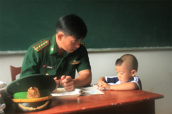 Gần 10 năm lặng lẽ làm nhiệm vụ ươm mầm tri thức cho trẻ em nghèo trên đảo Hòn Chuối, Đại úy Trần Bình Phục, Đội phó Đội Vận động quần chúng, Đồn Biên phòng Hòn Chuối, BĐBP Cà Mau đã gieo vào tâm hồn những đứa trẻ và người dân trên đảo một tình cảm đặc biệt. 