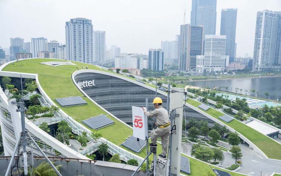 (ĐCSVN) - Tính đến ngày Chuyển đổi số quốc gia 2024 (10/10), Tập đoàn Công nghiệp - Viễn thông Quân đội (Viettel) đạt vùng phủ 4G đến 95% dân số, đáp ứng hoàn thành sớm nhất lộ trình tắt sóng 2G trên toàn quốc.