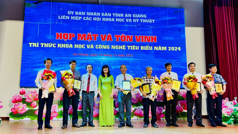 (ĐCSVN) - Sáng 16/12, Liên hiệp các Hội Khoa học và Kỹ thuật (KH&KT) tỉnh An Giang đã tổ chức họp mặt và tôn vinh 17 trí thức khoa học và công nghệ tiêu biểu năm 2024.