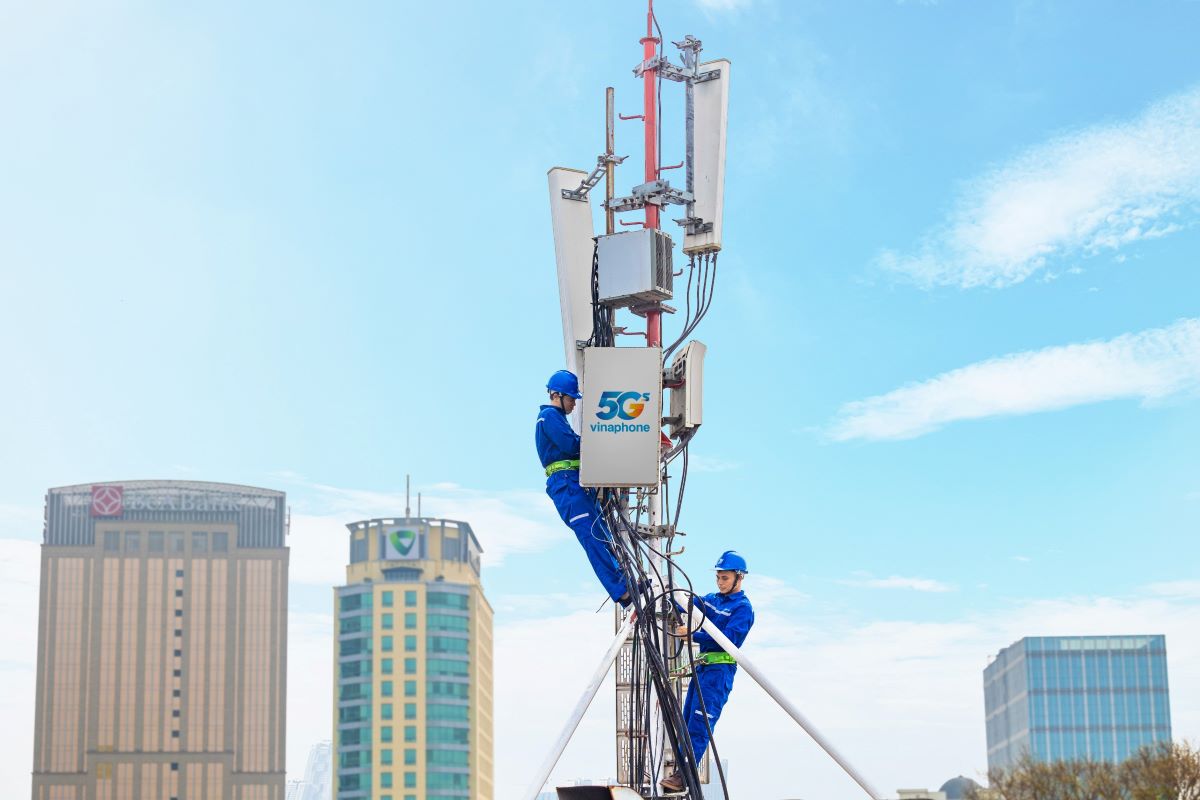 (ĐCSVN) - Tại nhiều tỉnh, thành phố trên cả nước đã có sóng VinaPhone 5G. Từ ngày 13/10/2024, khách hàng VinaPhone sẽ được trải nghiệm miễn phí 5G siêu tốc tại các khu vực đã phủ sóng 5G. Mạng VinaPhone 5G sẽ sớm được phủ sóng toàn quốc.