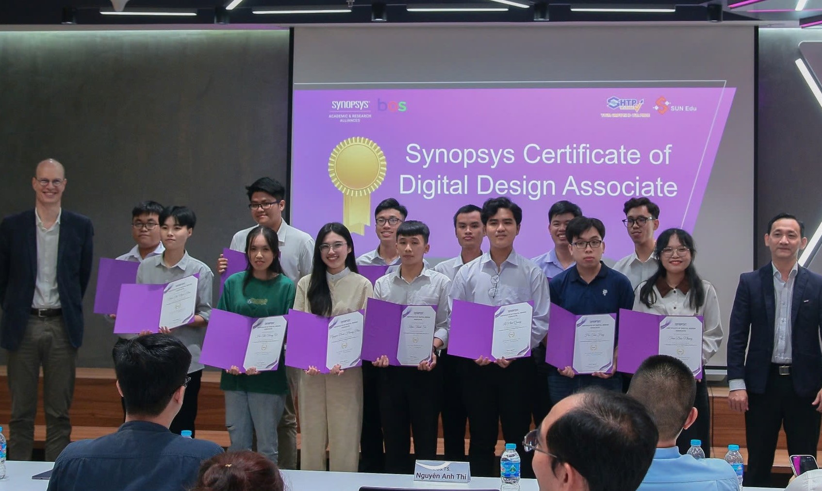 (ĐCSVN) – Chương trình Đào tạo tài năng vi mạch (Synopsys Intensive Training Program 2024 - ITP 2024) vừa kết thúc, đánh dấu sự thành công của chương trình đào tạo chuyên sâu kéo dài 13 tuần nhằm phát triển nguồn nhân lực chất lượng cao trong lĩnh vực thiết kế vi mạch.