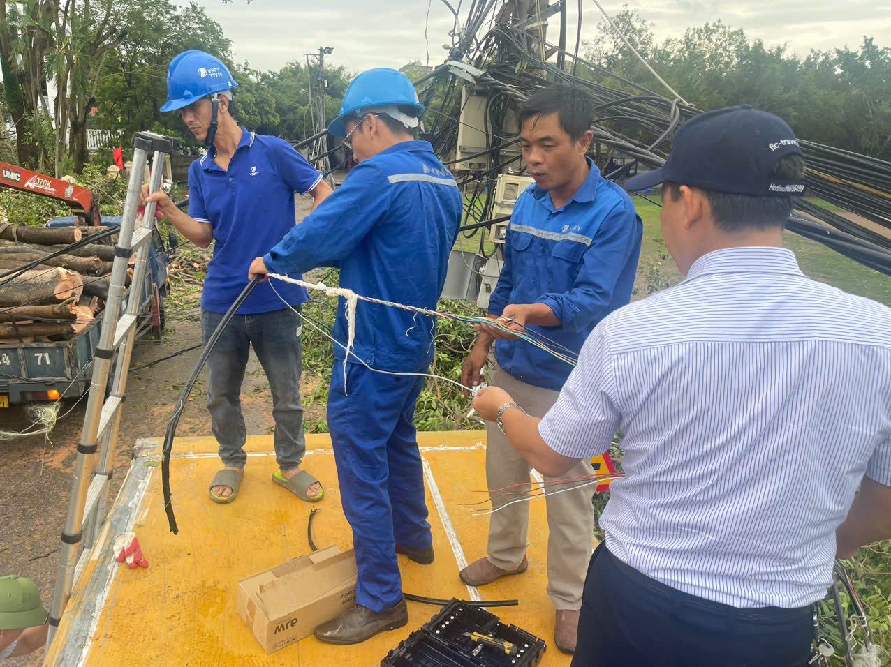 (ĐCSVN) - Theo thông tin mới nhất từ Bộ Thông tin và Truyền thông, các doanh nghiệp viễn thông đã triển khai khôi phục được 3.010 trạm phát sóng di động. Hiện vẫn còn 3.275 trạm thu phát sóng di động chưa khôi phục được thông tin liên lạc, chủ yếu tập trung ở các tỉnh: Quảng Ninh, Hải Phòng, Hải Dương, Bắc Ninh, Bắc Giang. 