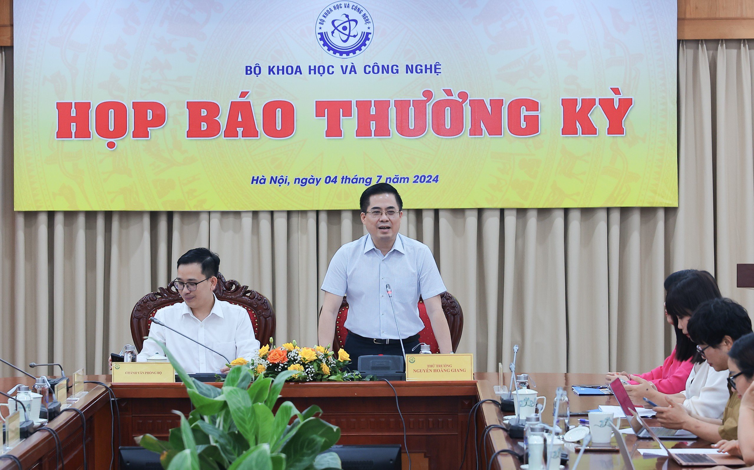 (ĐCSVN) – Bộ Khoa học và Công nghệ đang phối hợp với đối tác Nga triển khai dự án xây dựng trung tâm nghiên cứu khoa học và công nghệ hạt nhân tại Đồng Nai với cấu phần chính là lò phản ứng hạt nhân công suất 10 MW nhằm sản xuất đồng vị phóng xạ phục vụ y tế và công nghiệp; chiếu xạ pha tạp silic bằng neutron để sản xuất chất bán dẫn…