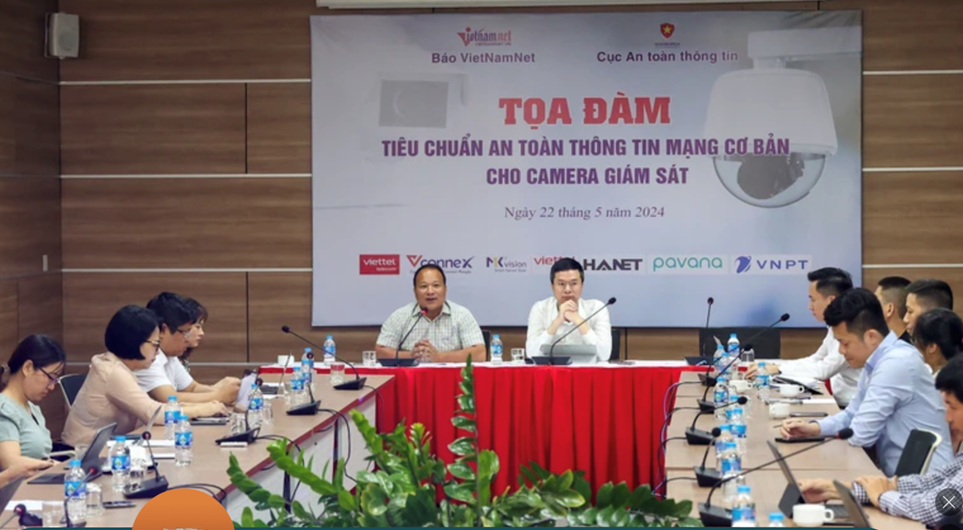 (ĐCSVN) - Camera là sản phẩm rất nhạy cảm, tiềm ẩn nhiều nguy cơ lộ lọt thông tin. Trong khi đó, khoảng 90% camera giám sát tại Việt Nam nhập khẩu từ nước ngoài. Một số dòng camera hoạt động theo cơ chế cloud (đám mây), kết nối máy chủ “server” đặt tại nước ngoài. Người dùng ở Việt Nam phải “vòng” qua server này trước khi kết nối vào camera của mình.