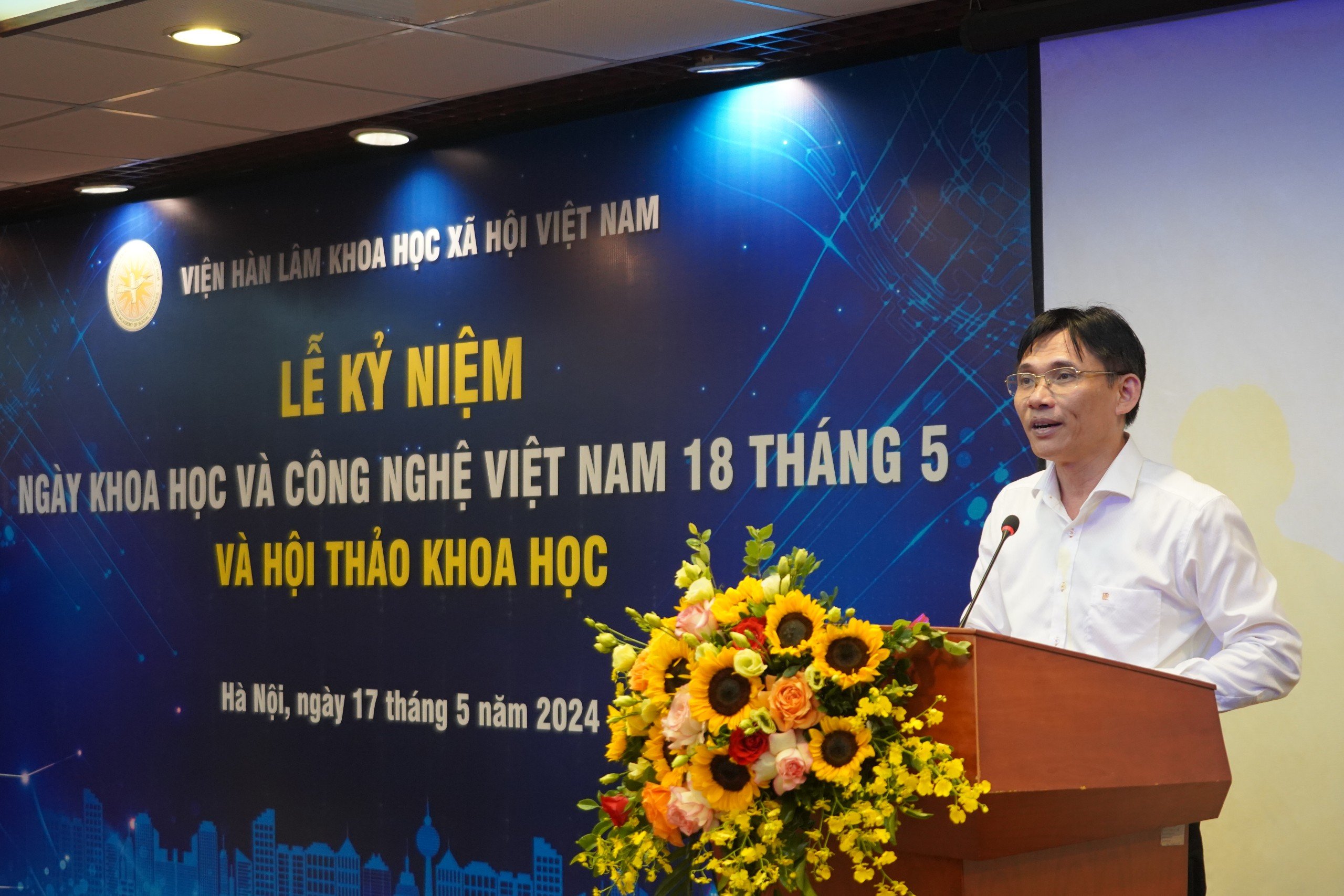 (ĐCSVN) - Phó Chủ tịch Viện Hàn lâm Khoa học xã hội Việt Nam Nguyễn Đức Minh đề nghị các nhà khoa học, các viên chức, người lao động tiếp tục thắp sáng ngọn lửa đam mê nghiên cứu khoa học, đóng góp hiệu quả hơn nữa, duy trì, phát huy vị trí của Viện Hàn lâm trong sự nghiệp nghiên cứu khoa học của nước nhà.