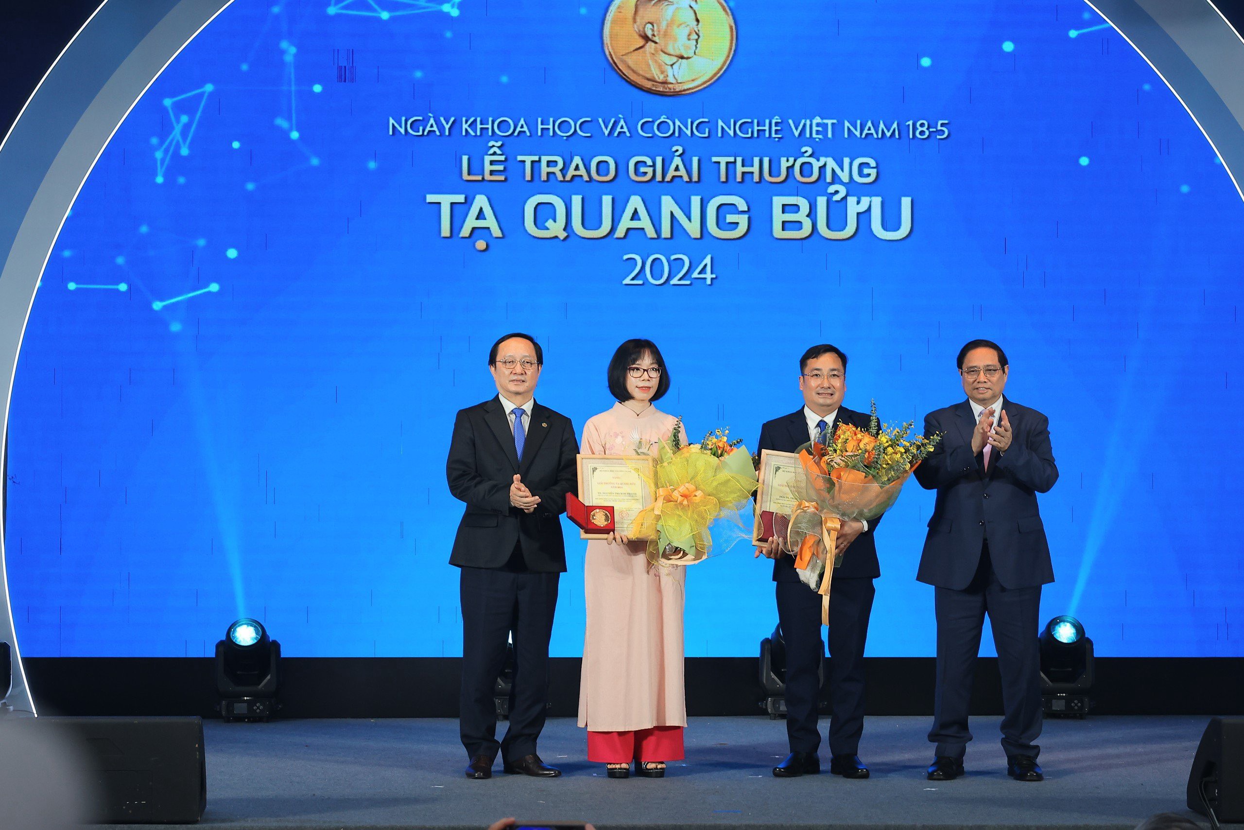 (ĐCSVN) - Hai nhà khoa học đã vinh dự được trao tặng Giải thưởng Tạ Quang Bửu năm 2024 là TS. Nguyễn Thị Kim Thanh - Viện Vật lý, Viện Hàn lâm Khoa học và Công nghệ Việt Nam và PGS.TS. Trần Mạnh Trí - Trường Đại học Khoa học Tự nhiên, Đại học Quốc gia Hà Nội.