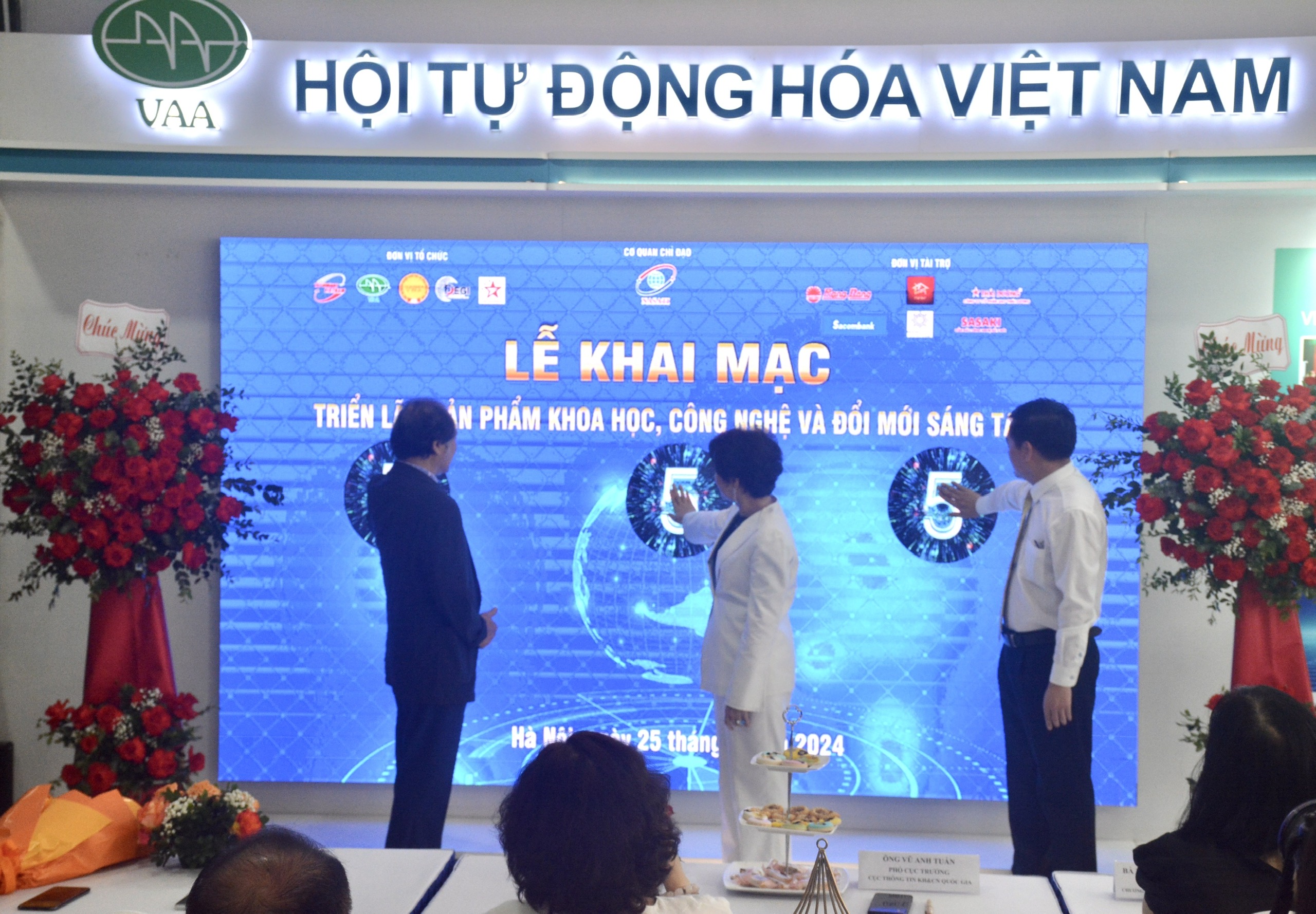 (ĐCSVN) - Triển lãm sản phẩm khoa học, công nghệ và đổi mới sáng tạo có sự tham gia của hơn 20 gian hàng đến từ các đơn vị, doanh nghiệp. Các sản phẩm trưng bày tập trung vào các lĩnh vực công nghệ cơ khí chế tạo trong nông nghiệp, chuyển đổi số, nông nghiệp công nghệ cao...