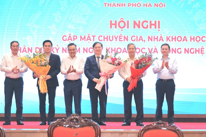 (ĐCSVN) - Chủ tịch UBND thành phố Hà Nội Trần Sỹ Thanh nhấn mạnh, việc hoàn thiện cơ chế đặt hàng nhiệm vụ khoa học công nghệ sẽ góp phần giúp thành phố xử lý, hoá giải các vấn đề được coi là 