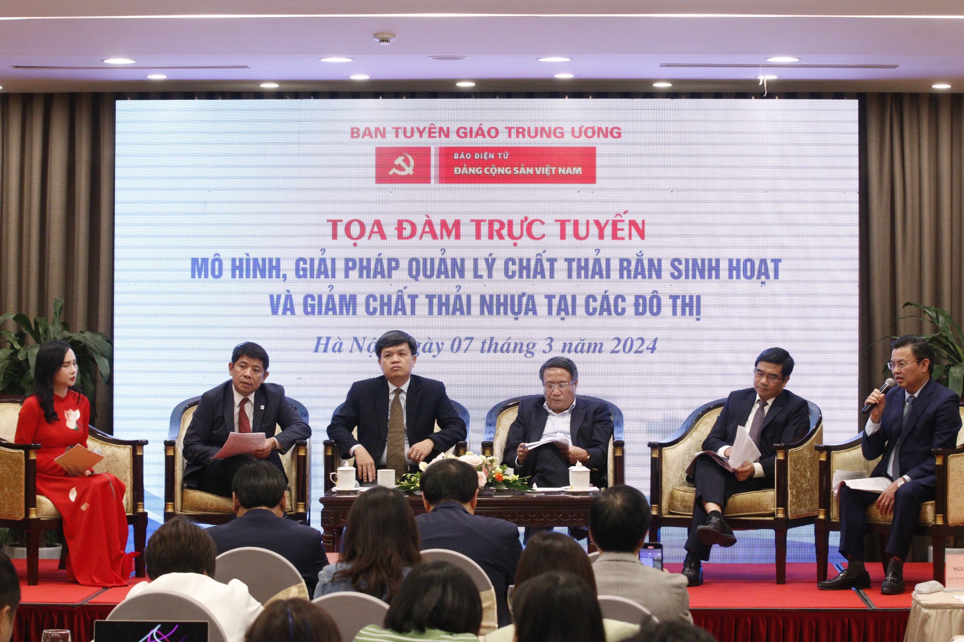 (ĐCSVN) - Theo ông Tạ Đình Thi, Phó Chủ nhiệm Ủy ban Khoa học, Công nghệ và Môi trường của Quốc hội, cần có chính sách để tái chế, tái sử dụng chất thải rắn sinh hoạt (CTRSH). Phần lớn các chất này đều có thể tái chế, tái sử dụng, thu hồi năng lượng và chôn lấp. Nếu việc chôn lấp được thực hiện đúng quy cách cũng có thể tạo ra tài nguyên không gian.