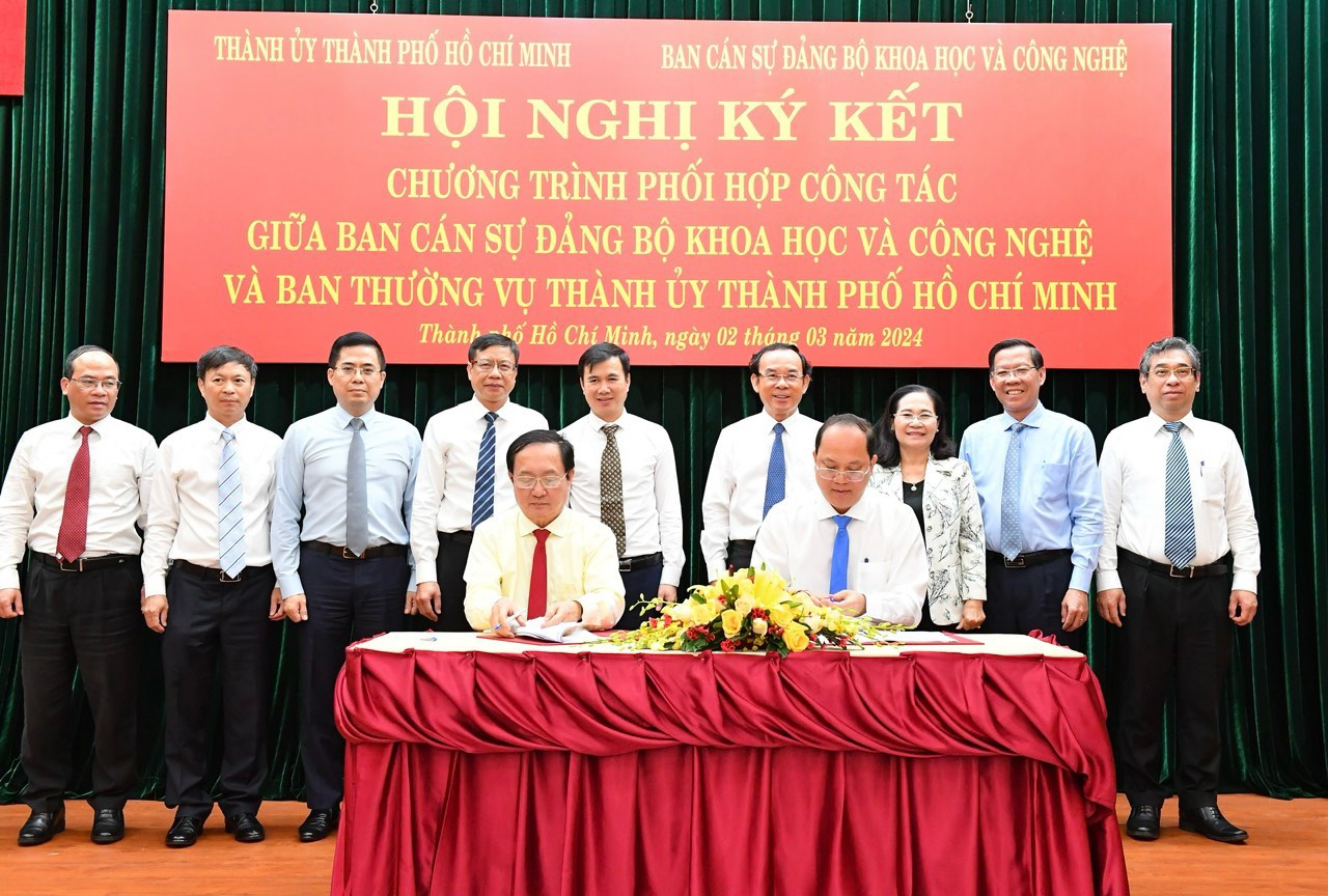 (ĐCSVN) - Ban cán sự Đảng Bộ KH&CN và Ban Thường vụ Thành ủy Thành phố Hồ Chí Minh thống nhất ký kết Chương trình phối hợp công tác về tăng cường hợp tác trong lãnh đạo, chỉ đạo, điều hành thí điểm, thử nghiệm một số cơ chế, chính sách về phát triển khoa học, công nghệ và đổi mới sáng tạo giai đoạn 2024 - 2028.